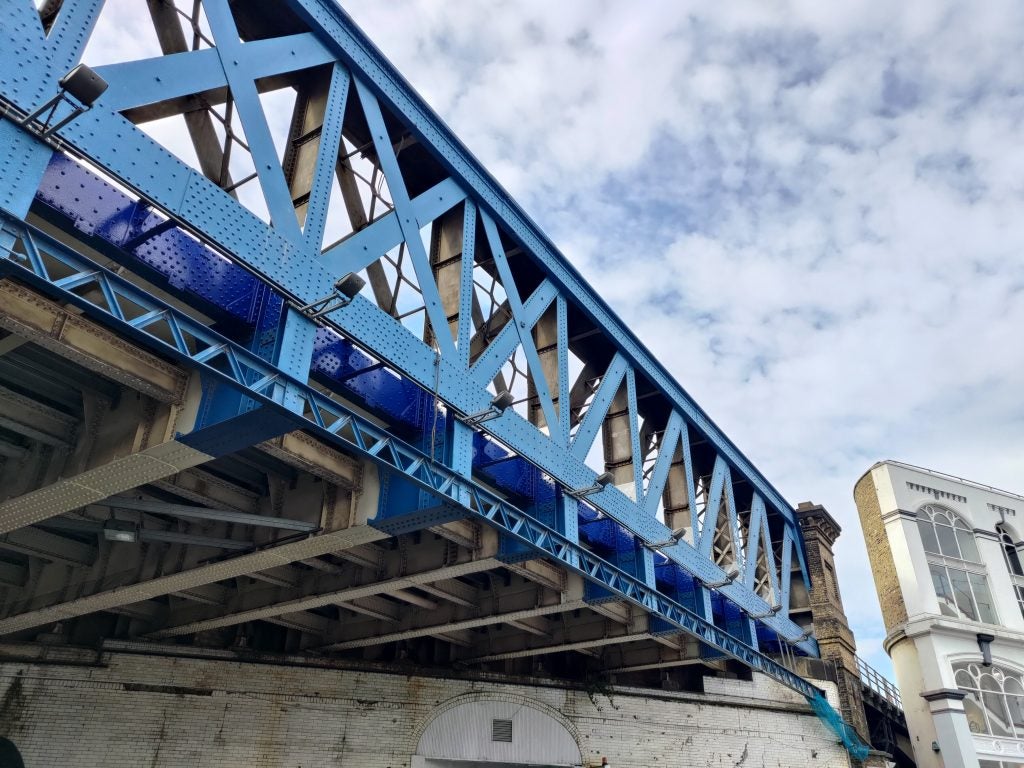 Muestra de foto del Asus Zenfone 8 a la luz del día con un puente