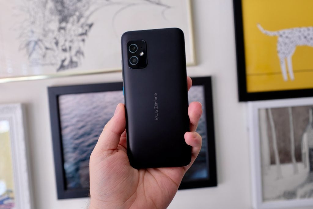Asus Zenfone 8 mostrando la parte posterior del teléfono