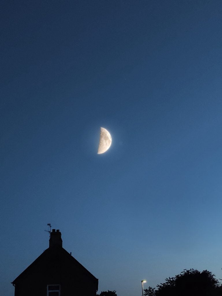 ZTE Axon 30 Ultra moonshotsample1