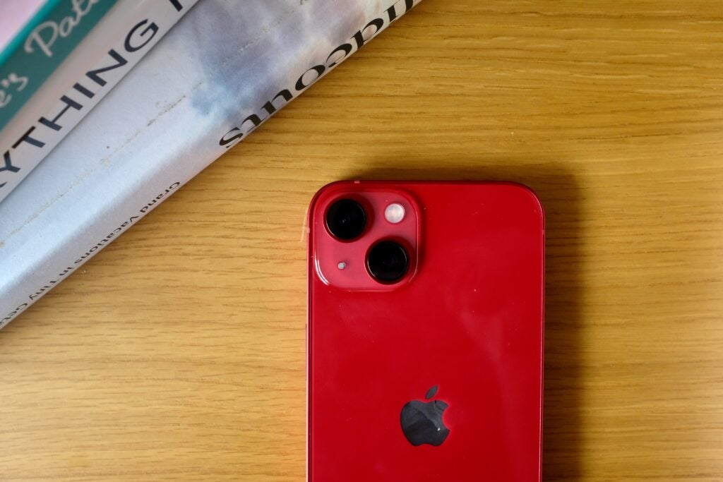 iphone 13 espalda mostrando las cámaras