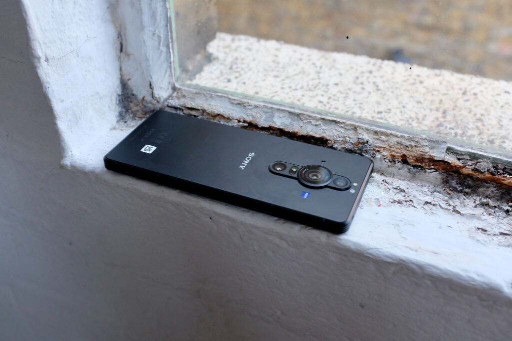 El Xperia Pro I en su parte posterior mostrando la cámara