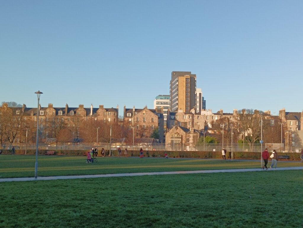 Image taken by the Poco M4 Pro 5G of a city park