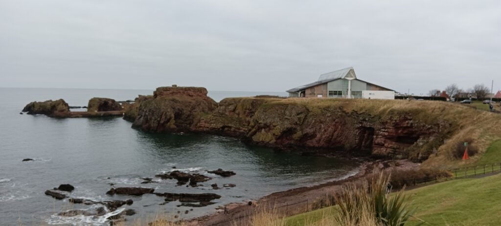 Image taken by the Poco M4 Pro 5G of a cottage next to rugged coastline