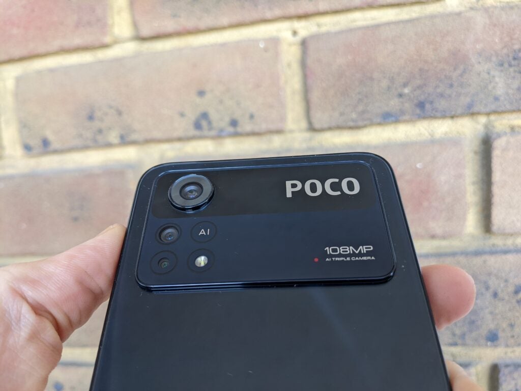 Módulo de cámara del Poco X4 Pro contra una pared