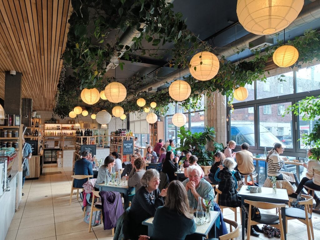 Realme 9 Pro Plus: Image of the interior of a cafe