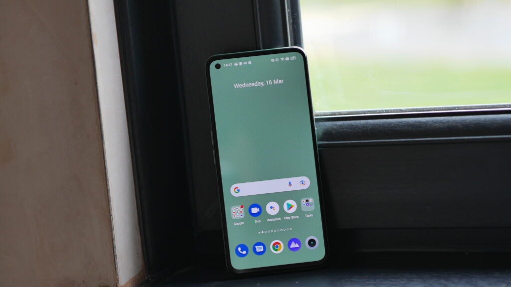 Pantalla Realme GT 2 junto a la ventana