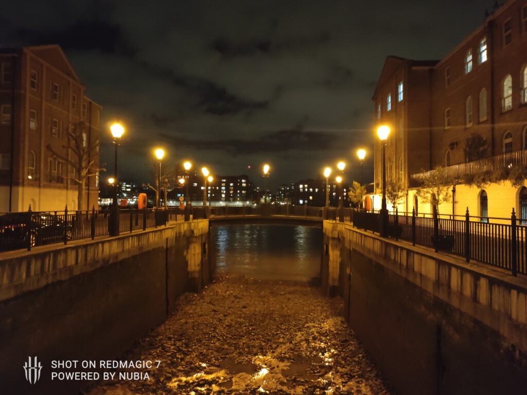 Imagen de la cámara principal de Red Magic 7 del puente junto al río por la noche