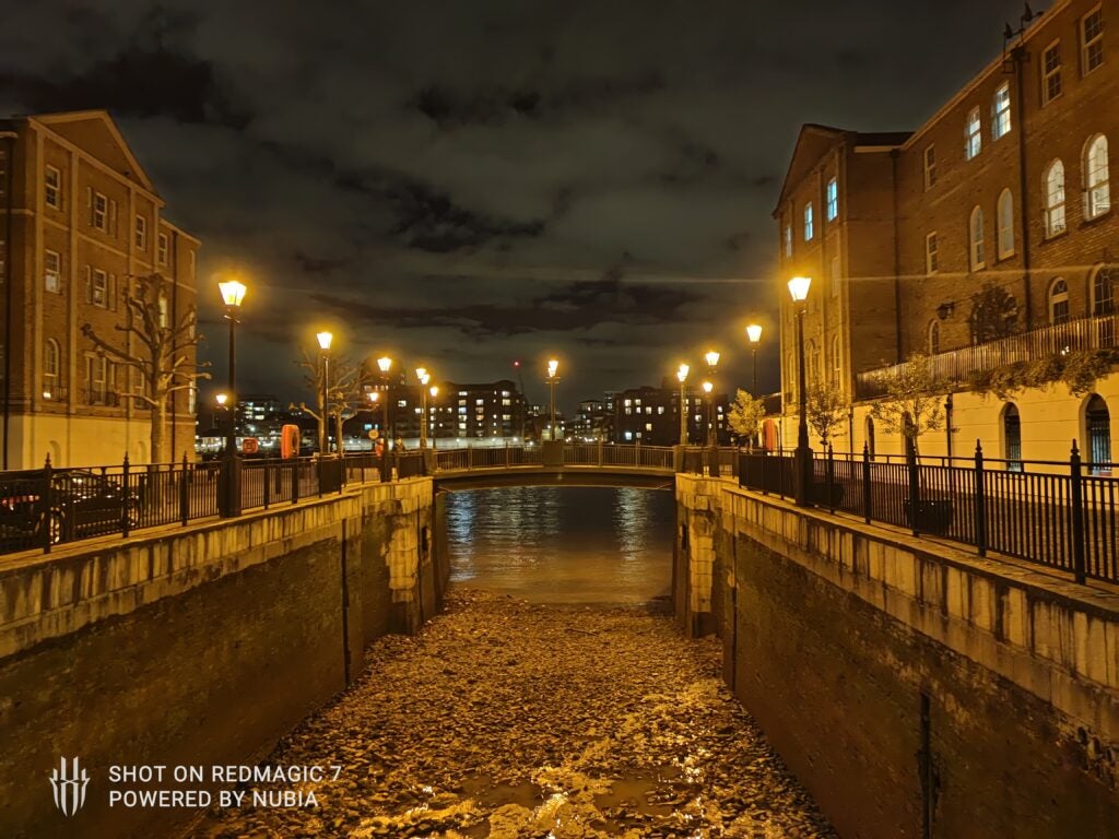 Imagen de la cámara principal de Red Magic 7 del puente junto al río por la tarde, con el modo nocturno aplicado