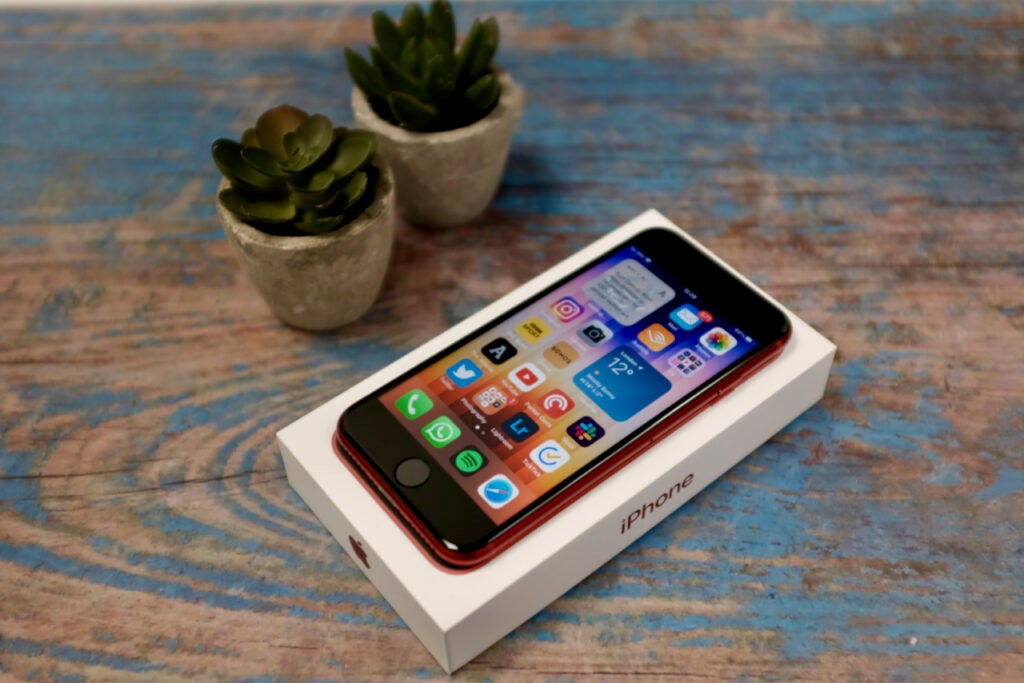 El iPhone SE 2022 y su caja