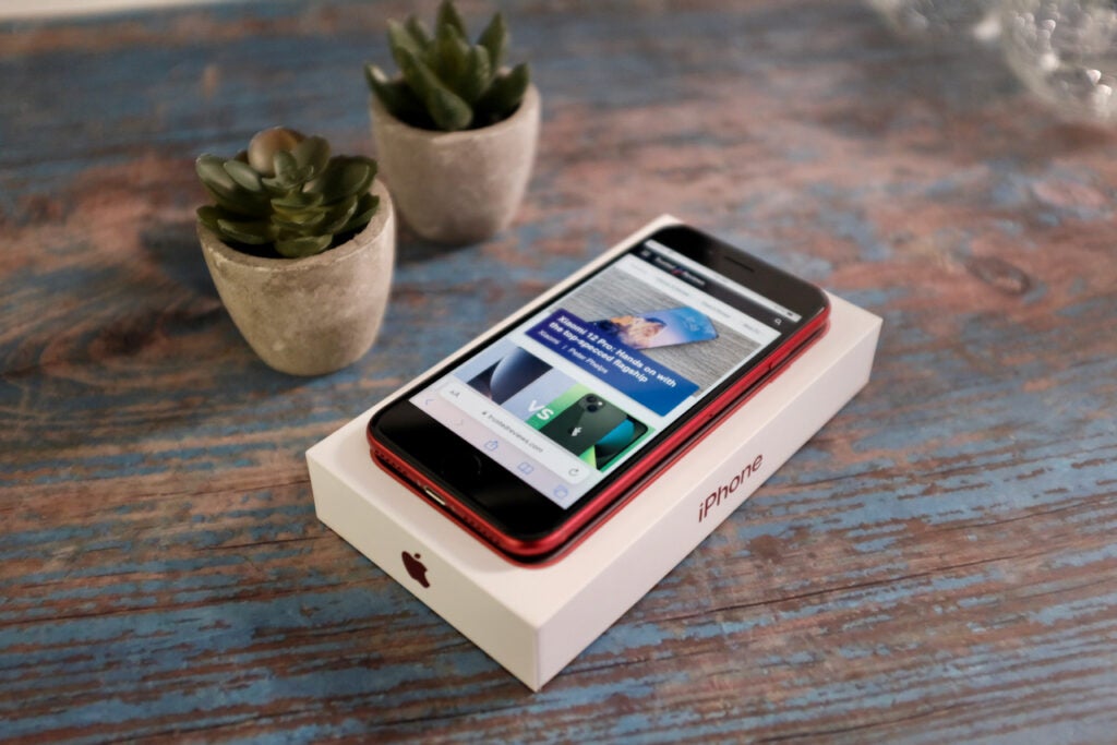 El iPhone SE 2022 en rojo, junto con la caja