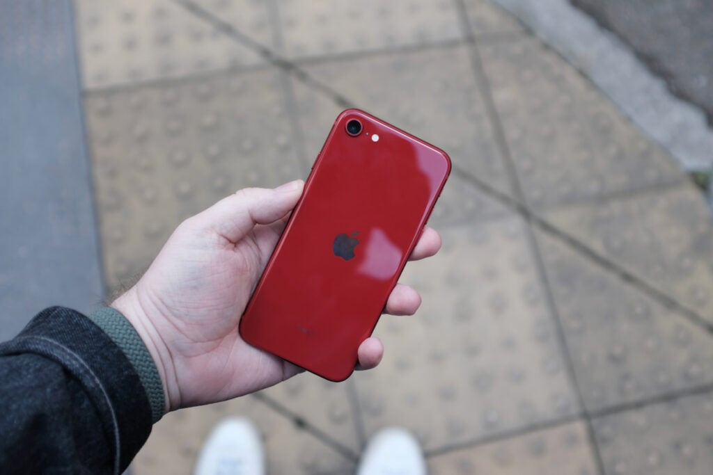 La parte trasera de cristal del iPhone SE 2022