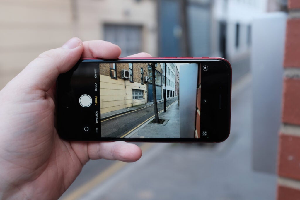 Tomando una foto con el iPhone SE 2022
