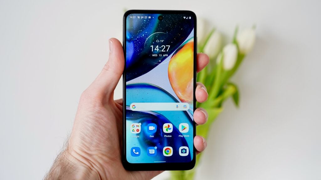 El Moto G22 cabe muy bien en una mano