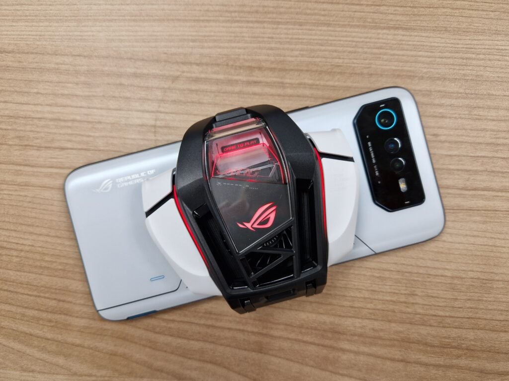 Asus ROG Phone 6 con Aerocooler adjunto