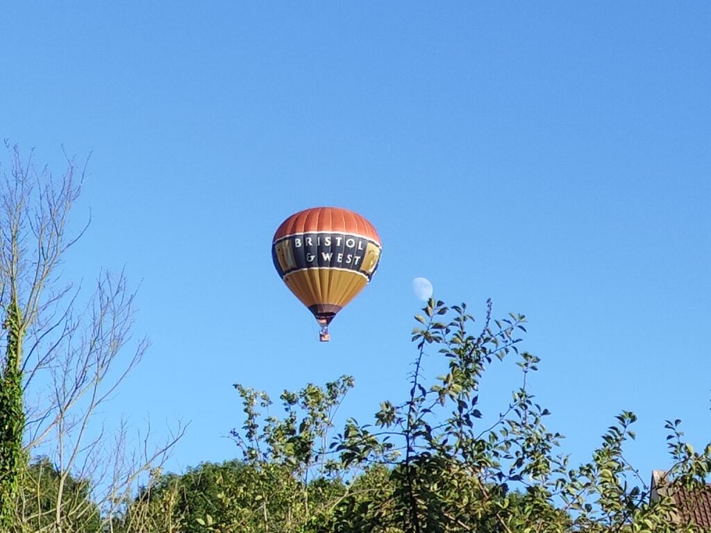 2xZoom shot of a hot air balloon from the Redmagic 7S Pro