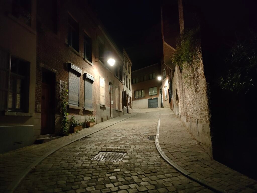 Night images can look decent, but are not close to the best in terms of detail, integrity and dynamic range