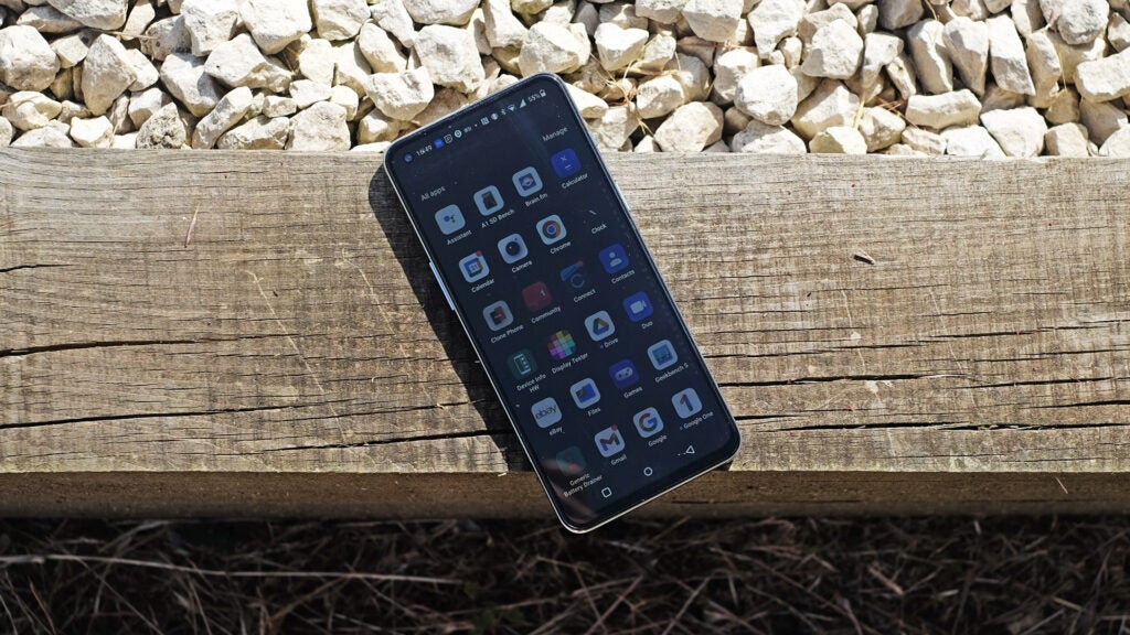 OnePlus alguna vez fue celebrado por la oferta de software que acompañaba a sus teléfonos Android. Su interfaz de usuario se llama OxygenOS,