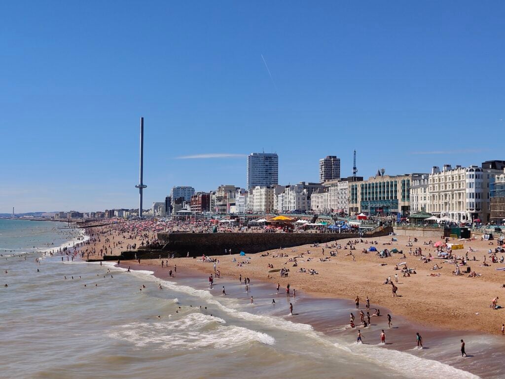 Imagen con zoom digital OnePlus 10T de la playa de Brighton