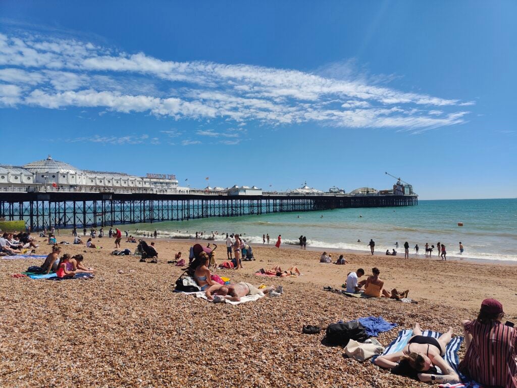 Imagen de la cámara principal del OnePlus 10T de la playa de Brighton