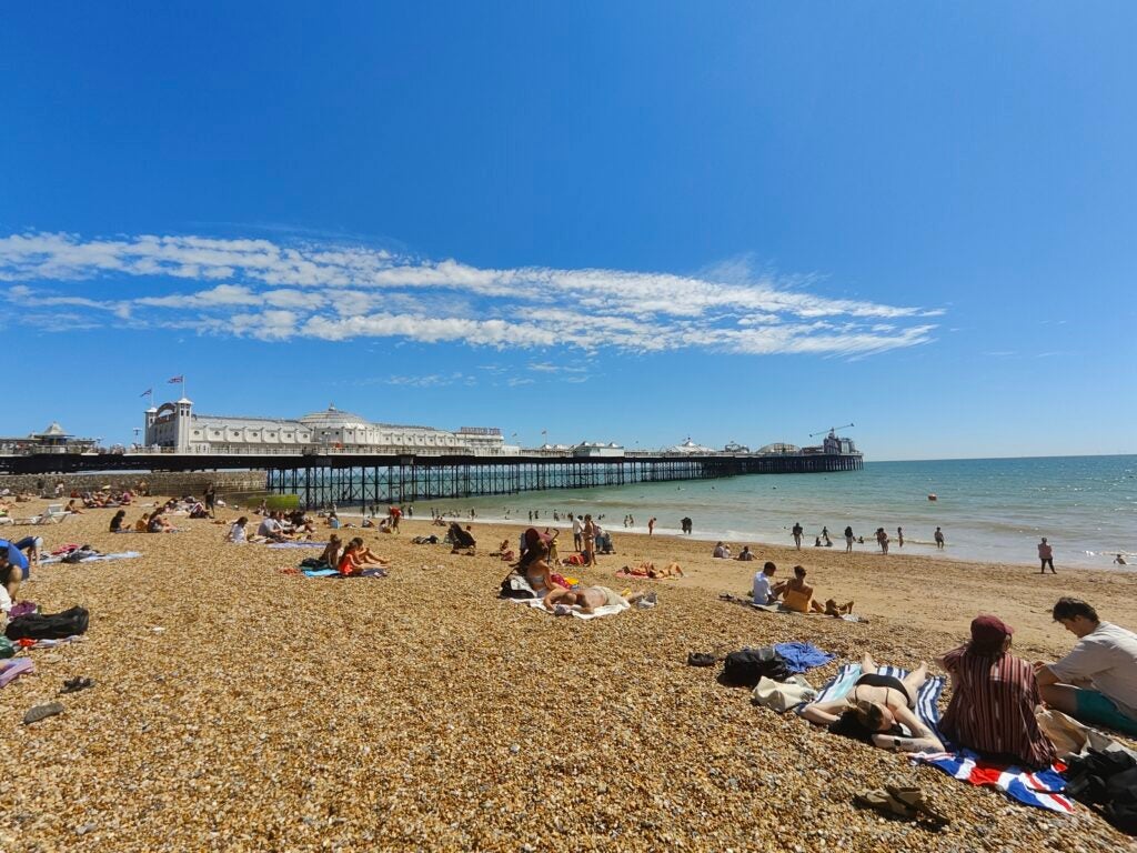 Imagen ultraancha de OnePlus 10T de la playa de Brighton