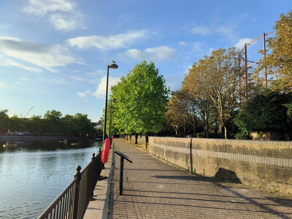 Oppo Reno 8 Pro picture by the lakeside