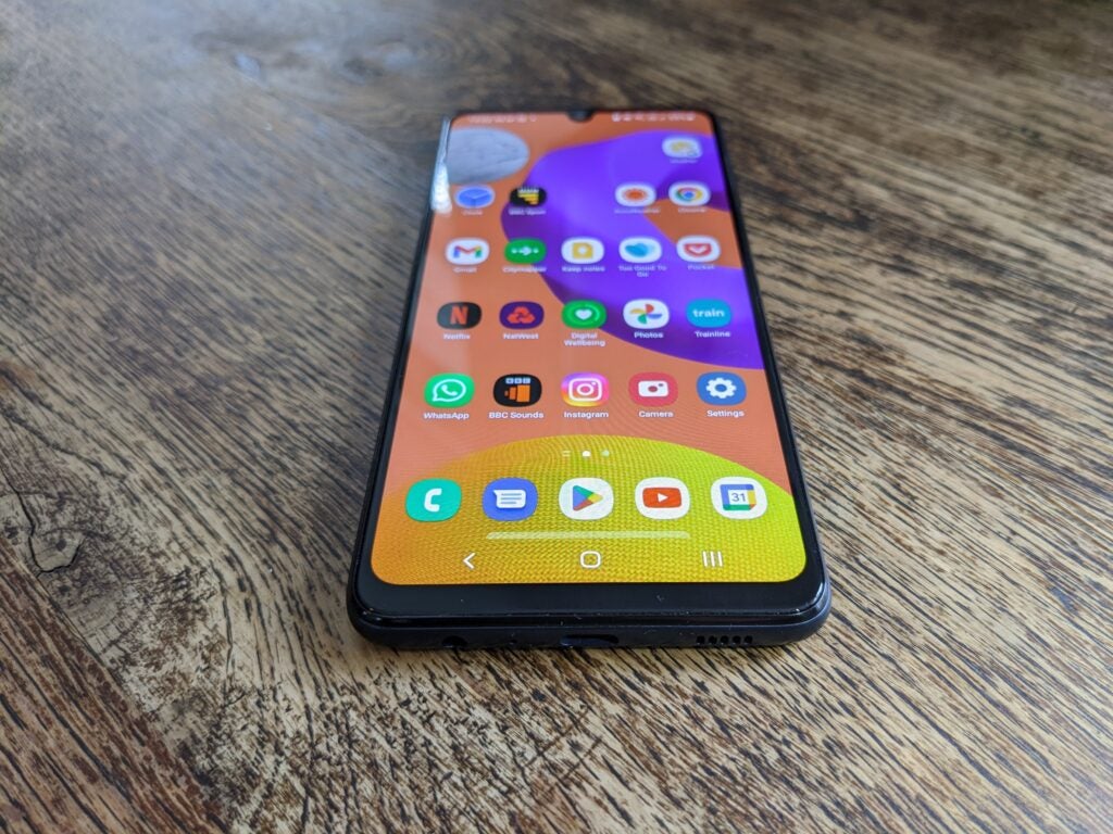 Pantalla Samsung Galaxy M22 desde abajo