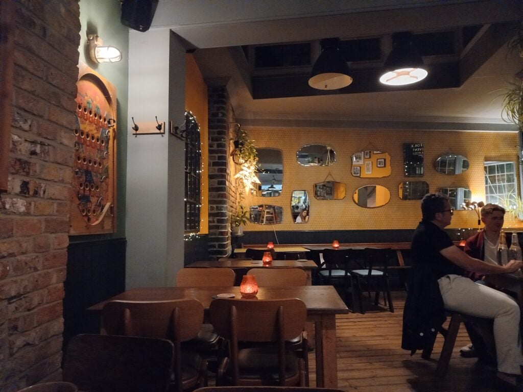 Foto del Samsung Galaxy M22 en un restaurante sombrío