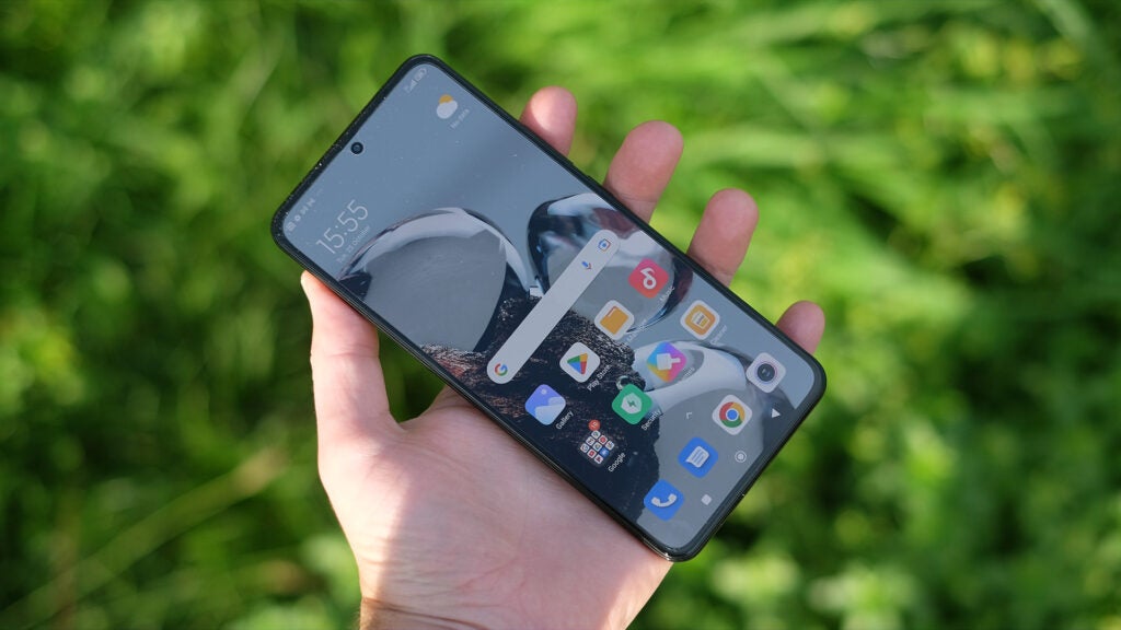 The fit of the Xiaomi 12T phone in a hand