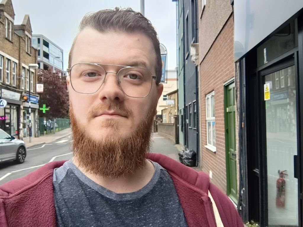 Motorola Edge 40 selfie camera sample