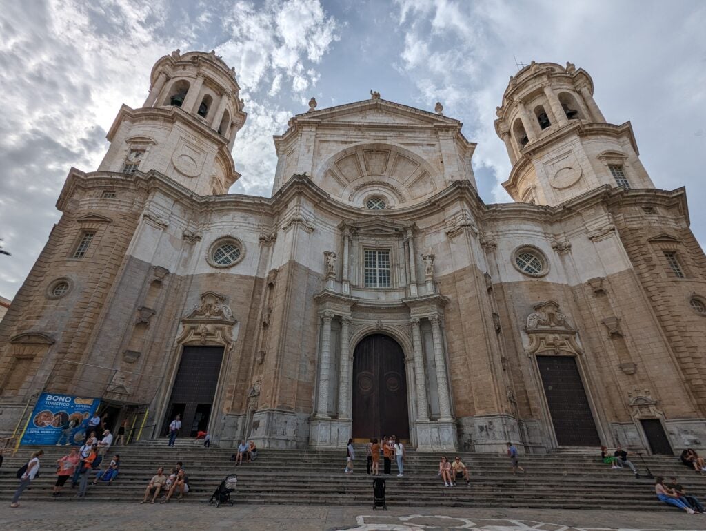 Google Pixel 7 ultrawide image of Cadiz cathedral
